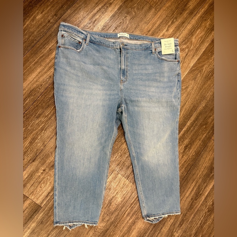 NWT Abercrombie & Fitch The Ankle Straight Ultra High Rise 37 / 24 Short